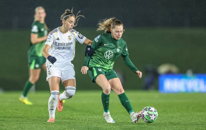 ESP, Madrid, Real Madrid vs VfL Wolfsburg, WomenÂs Champions League, Football, UEFA, Season 2025 2026, Alfredo di Stefano, 5 Matchday in picture v l Athenea Real Madrid 7 , Janou Levels VfL Wolfsburg 15 , Duel DFB DFL REGULATIONS PROHIBIT ANY USE OF PHOTOGRAPHS AS IMAGE SEQUENCES AND OR QUASI VIDEO, 09 12 2025 Copyright: HMBxMedia HendrikxHamelau