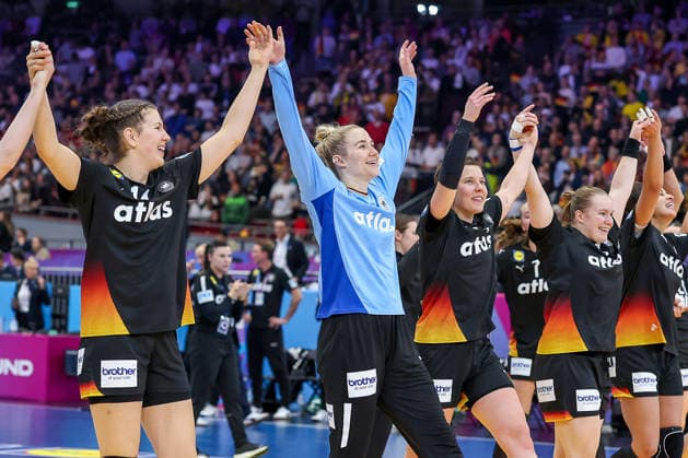 09 12 2025, World Handball Championship Women, quarter-finals, Germany Brazil, 27th IHF Womens Handball World Championship, Westfalenhalle Dortmund Joy after the victory and progression to the semi-finals The team celebrates the victory together on the pitch in tears of joy, happily embracing each other f l Marie Steffen GER 14 Katharina Filter GER 42 Alina Grijseels GER 04 Lisa Antl GER 09 Aimee von Pereira GER 49 North Rhine-Westphalia Germany