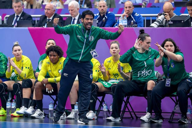 09 12 2025, Handball World Championship Women, Quarterfinals, Germany Brazil, 27th IHF Women s Handball World Championship, Westfalenhalle Dortmund National coach Cristiano Silva Brazil hc gesticulating on the sidelines North Rhine-Westphalia Germany