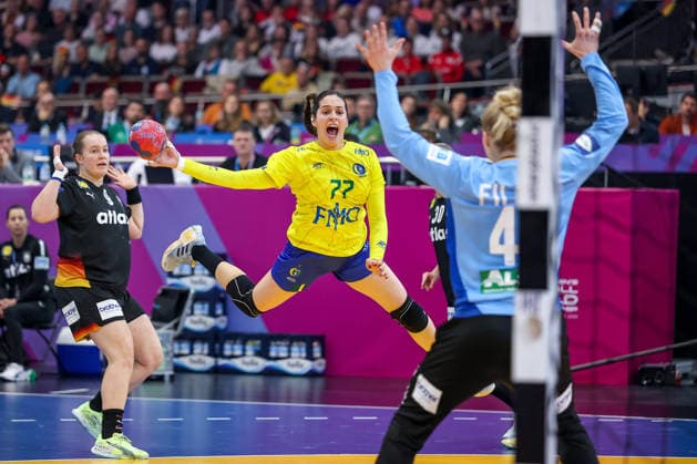 09 12 2025, Handball World Championship Women, quarter-finals, Germany Brazil, 27th IHF Women s Handball World Championship, Westfalenhalle Dortmund Kelly De Abreu Rosa Brazil 77 throws on the goal of Katharina Filter GER 42 North Rhine-Westphalia Germany