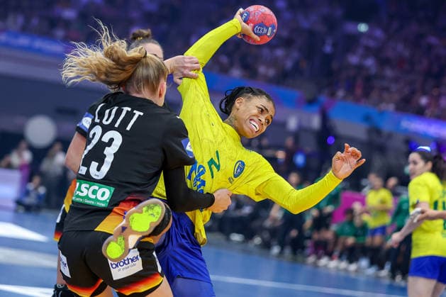 09 12 2025, Handball World Championship Women, quarter-finals, Germany Brazil, 27th IHF Women s Handball World Championship, Westfalenhalle Dortmund Annika Lott GER 23 in a duel against Bruna de Paula Brazil 02 North Rhine-Westphalia Germany