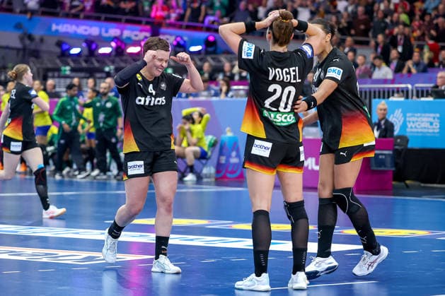 09 12 2025, World Handball Championship Women, quarter-finals, Germany Brazil, 27th IHF Womens Handball World Championship, Westfalenhalle Dortmund Joy after the victory and progression to the semi-finals The team celebrates the victory together on the pitch in tears of joy and hugs Alina Grijseels GER 04 Emily Vogel GER 20 Xenia Smits GER 11 North Rhine-Westphalia Germany