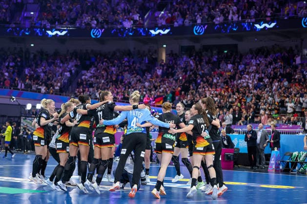 09 12 2025, Handball World Championship Women, quarter-finals, Germany Brazil, 27th IHF Women s Handball World Championship, Westfalenhalle Dortmund Joy after the victory and advancing to the semi-finals The team celebrates the victory together on the pitch with tears of joy and lies happily in each other s arms Team circle dancing North Rhine-Westphalia Germany