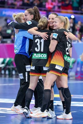 09 12 2025, World Handball Championship Women, quarter-finals, Germany Brazil, 27th IHF Womens Handball World Championship, Westfalenhalle Dortmund Joy after the victory and progression to the semi-finals The team celebrates the victory together on the pitch in tears of joy and hugs Alexia Hauf GER 31 Antje Doll GER 29 Julia Maidhof GER 27 next to Katharina Filter GER 42 Sarah Wachter GER 24 North Rhine-Westphalia Germany