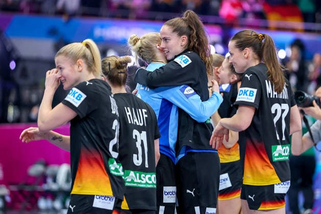 09 12 2025, World Handball Championship Women, quarter-finals, Germany Brazil, 27th IHF Womens Handball World Championship, Westfalenhalle Dortmund Joy after the victory and progression to the semi-finals The team celebrates the victory together on the pitch in tears of joy and hugs Sarah Wachter GER 24 Katharina Filter GER 42 North Rhine-Westphalia Germany