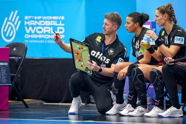 09 12 2025, World Handball Championship Women, quarter-finals, Germany Brazil, 27th IHF Women s Handball World Championship, Westfalenhalle Dortmund National coach Markus Gaugisch GER hc gesticulating on the sidelines next to Aimee von Pereira GER 49 and Xenia Smits GER 11 North Rhine-Westphalia Germany