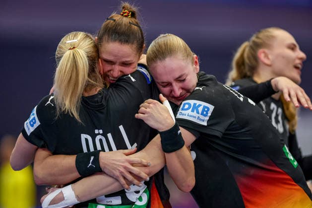 09 12 2025, Handball World Championship Women, quarter-finals, Germany Brazil, 27th IHF Women s Handball World Championship, Westfalenhalle Dortmund Joy after the victory and advancing to the semi-finals The team celebrates the victory with tears of joy together on the pitch and hugs each other happily Xenia Smits GER 11 hugs Antje Doll GER 29 and Viola Leuchter GER 77 happily North Rhine-Westphalia Germany