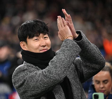 Tottenham Hotspur v Slavia Prague - UEFA Champions League LONDON, UNITED KINGDOM - DECEMBER 10: Former Tottenham player and captain Son Heung-min greets the crowd before the UEFA Champions League match between Tottenham and Slavia Prague at Tottenham Hotspur Stadium in London, United Kingdom, on December 10, 2025. Rasid Necati Aslim Anadolu London United Kingdom. Editorial use only. Please get in touch for any other usage.  Copyright: x2025xAnadoluxRasidxNecatixAslimx