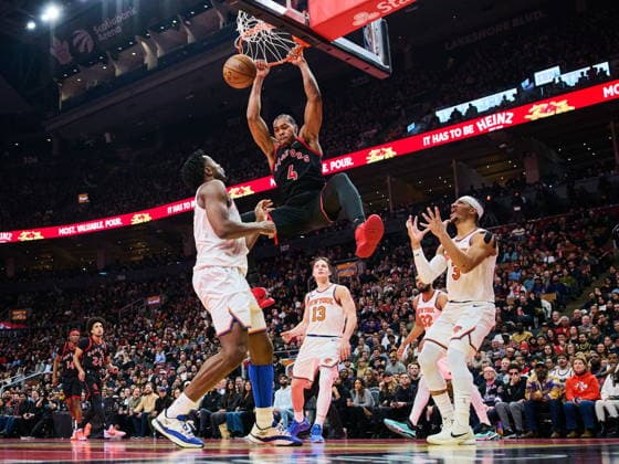 December 9, 2025, Toronto, On, Canada: Toronto Raptors Scottie Barnes (4) dunks as New York Knicks Josh Hart (3), right, reacts during first half NBA, Basketball Herren, USA basketball action in Toronto, on Tuesday, Dec. 9, 2025. Canada News - December 9, 2025 - ZUMAc35_ 20251209_zaf_c35_084 Copyright: xSammyxKoganx