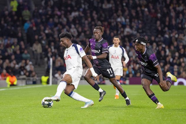 Tottenham Hotspur v Slavia Prague, UEFA Champions League, Football, Tottenham HotspurStadium, London, UK - 09 Dec 2025 Youssoupha Sanyang of Slavia Prague pressures Mohammed Kudos of Tottenham Hotspur London Tottenham Hotspur Stadium Tottenham GBR, UK NEWSPAPERS OUT Copyright: xEllixBirchx