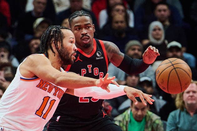 December 9, 2025, Toronto, On, Canada: New York Knicks Jalen Brunson (11) lines up a pass past Toronto Raptors Jamal Shead (23) during first half NBA, Basketball Herren, USA basketball action in Toronto, on Tuesday, Dec. 9, 2025. Canada News - December 9, 2025 - ZUMAc35_ 20251209_zaf_c35_097 Copyright: xSammyxKoganx