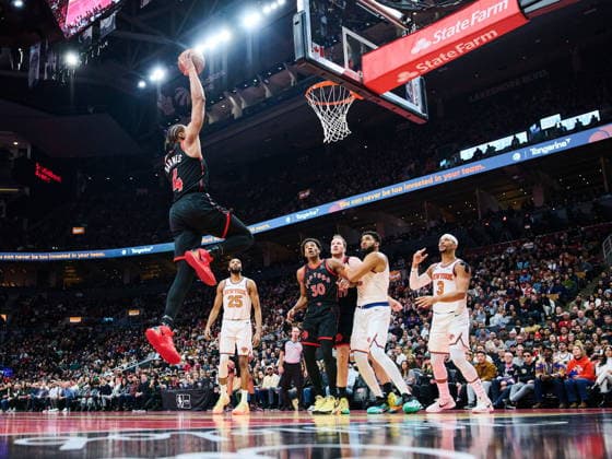 December 9, 2025, Toronto, On, Canada: Toronto Raptors Scottie Barnes (4) dunks against the New York Knicks during first half NBA, Basketball Herren, USA Cup basketball action in Toronto, on Tuesday, Dec. 9, 2025. Canada News - December 9, 2025 - ZUMAc35_ 20251209_zaf_c35_102 Copyright: xSammyxKoganx