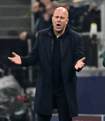 (251210) -- MILAN, Dec. 10, 2025 -- Liverpool s head coach Arne Slot gestures during the UEFA Champions League between Inter Milan and Liverpool in Milan, Italy, Dec. 9, 2025. (Photo by Xinhua) (SP)ITALY-MILAN-FOOTBALL-UEFA CHAMPIONS LEAGUE-INTER MILAN VS LIVERPOOL AlbertoxLingria 
