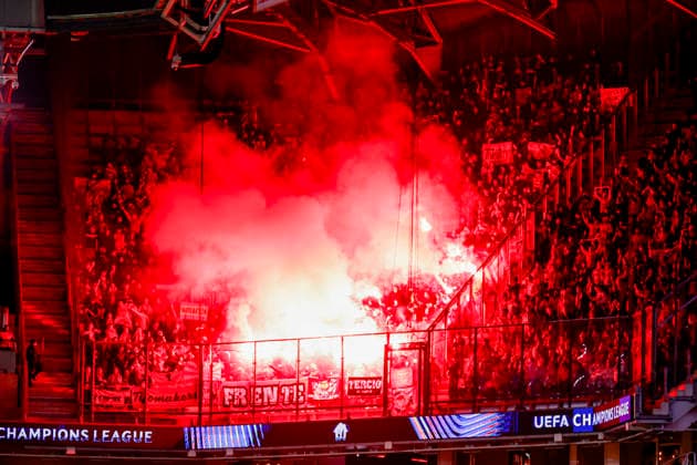 Fußball, CL, PSV Eindhoven - Atletico Madrid UEFA Champions League 2025 26 League Phase MD6 - PSV Eindhoven vs Atletico de Madrid, Netherlands fireworks from Atletico Madrid supporters in the away section during the UEFA Champions League 2025 26 League Phase MD6 match between PSV Eindhoven and Atletico de Madrid at the PSV Stadion in Eindhoven, Netherlands, December 09, 2025. Eindhoven Netherlands  Copyright: xMatrixxImagesx xMarcelxterxBalsx