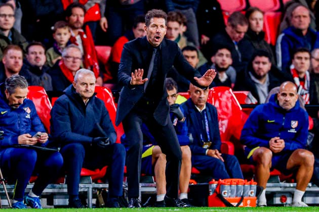 Fußball, CL, PSV Eindhoven - Atletico Madrid UEFA Champions League 2025 26 League Phase MD6 - PSV Eindhoven vs Atletico de Madrid, Netherlands coach Diego Simeone of Atletico Madrid gestures during the UEFA Champions League 2025 26 League Phase MD6 match between PSV Eindhoven and Atletico de Madrid at the PSV Stadion in Eindhoven, Netherlands, December 09, 2025. Eindhoven Netherlands  Copyright: xMatrixxImagesx xMarcelxterxBalsx