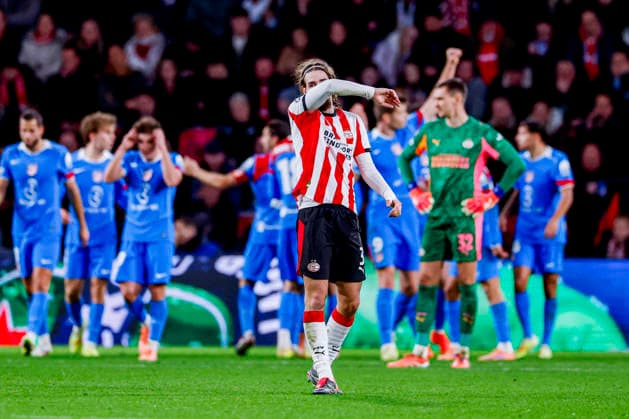 Fußball, CL, PSV Eindhoven - Atletico Madrid UEFA Champions League 2025 26 League Phase MD6 - PSV Eindhoven vs Atletico de Madrid, Netherlands Yarek Gasiorowski of PSV Eindhoven looks dejected after conceding his sides third goal during the UEFA Champions League 2025 26 League Phase MD6 match between PSV Eindhoven and Atletico de Madrid at the PSV Stadion in Eindhoven, Netherlands, December 09, 2025. Eindhoven Netherlands  Copyright: xMatrixxImagesx xMarcelxterxBalsx