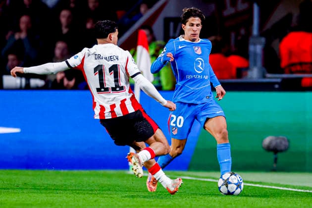 Fußball, CL, PSV Eindhoven - Atletico Madrid UEFA Champions League 2025 26 League Phase MD6 - PSV Eindhoven vs Atletico de Madrid, Netherlands Giuliano Simeone of Atletico Madrid dribbles with the ball under pressure from Couhaib Driouech of PSV Eindhoven during the UEFA Champions League 2025 26 League Phase MD6 match between PSV Eindhoven and Atletico de Madrid at the PSV Stadion in Eindhoven, Netherlands, December 09, 2025. Eindhoven Netherlands  Copyright: xMatrixxImagesx xMarcelxterxBalsx