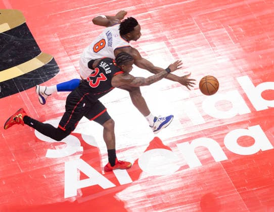 (251210) -- TORONTO, Dec. 10, 2025 -- Jamal Shead (front) of Toronto Raptors vies with OG Anunoby of New York Knicks during the 2025-2026 NBA, Basketball Herren, USA Cup quarterfinal match between Toronto Raptors and New York Knicks in Toronto, Canada, on Dec. 9, 2025. (Photo by Xinhua) (SP)CANADA-TORONTO-BASKETBALL-NBA CUP-KNICKS VS RAPTORS ZouxZheng 