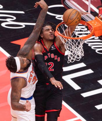 (251210) -- TORONTO, Dec. 10, 2025 -- Collin Murray-Boyles (R) of Toronto Raptors dunks during the 2025-2026 NBA, Basketball Herren, USA Cup quarterfinal match between Toronto Raptors and New York Knicks in Toronto, Canada, on Dec. 9, 2025. (Photo by Xinhua) (SP)CANADA-TORONTO-BASKETBALL-NBA CUP-KNICKS VS RAPTORS ZouxZheng 