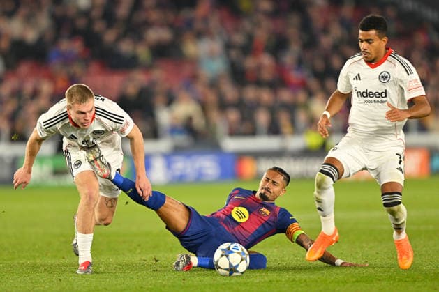 Barcelona, Camp Nou, 09 12 25, ESP, Herren, UEFA Champions Leaugue, Saison 2025 2026, FC Barcelona Eintracht Frankfurt Bild v li im Zweikampf Rasmus KRISTENSEN Frankfurt , RAPHINHA Barcelona und Ansgar KNAUFF Frankfurt UEFA regulations prohibit any use of photographs as image sequences and or quasi video Catalonia Spain