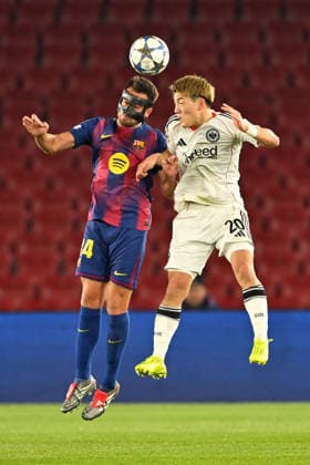 Barcelona, Camp Nou, 09 12 25, ESP, Herren, UEFA Champions Leaugue, Saison 2025 2026, FC Barcelona Eintracht Frankfurt Bild v li im Zweikampf ERIC Barcelona und Ritsu DOAN Frankfurt UEFA regulations prohibit any use of photographs as image sequences and or quasi video Catalonia Spain