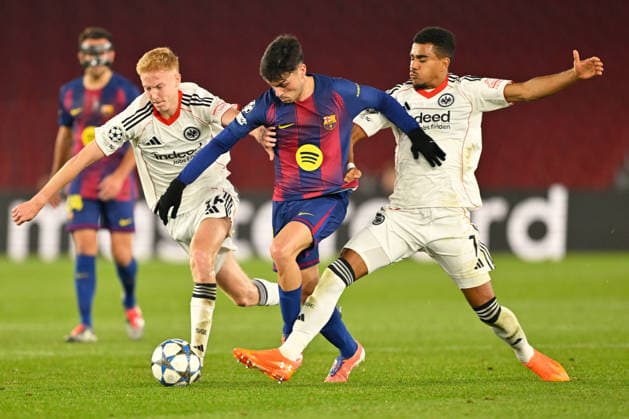 Barcelona, Camp Nou, 09 12 25, ESP, Herren, UEFA Champions Leaugue, Saison 2025 2026, FC Barcelona Eintracht Frankfurt Bild v li im Zweikampf Hugo LARSSON Frankfurt , PEDRI Barcelona und Ansgar KNAUFF Frankfurt UEFA regulations prohibit any use of photographs as image sequences and or quasi video Catalonia Spain