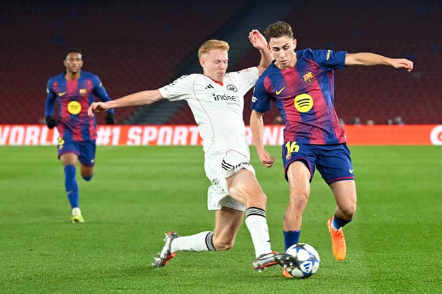 Barcelona, Camp Nou, 09 12 25, ESP, Herren, UEFA Champions Leaugue, Saison 2025 2026, FC Barcelona Eintracht Frankfurt Bild v li im Zweikampf Hugo LARSSON Frankfurt und FERMIN Barcelona UEFA regulations prohibit any use of photographs as image sequences and or quasi video Catalonia Spain