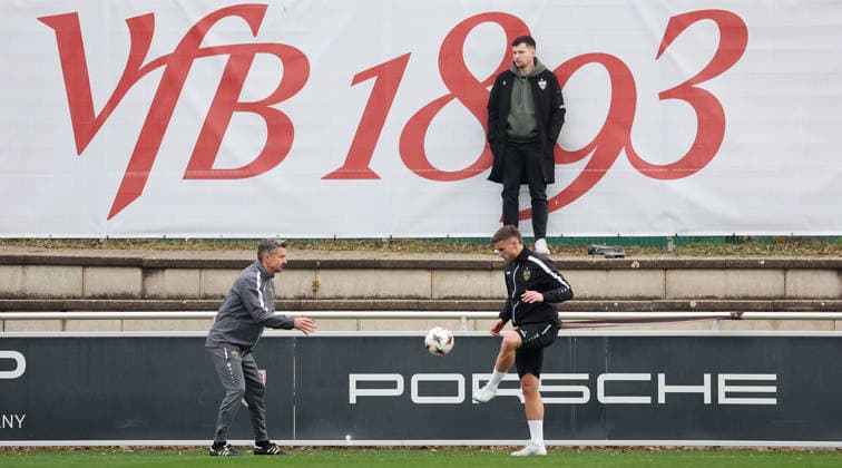 BAU 10 12 2025 Stuttgart Football VfB Stuttgart training, from left athletics trainer Martin Franz and Ermedin Demirovic