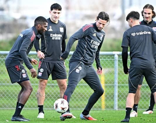 ENTRAINEMENT DE L OL PHOTOPQR LE PROGRES Stéphane GUIOCHON - Décines-Charpieu 10 12 2025 - Match Europa League OL - -GoHeadEagles -A Décines au Groupama Training Center à la veille du match de poule de l Europa League saison 2025 - 2026 OL - Go Ahead Eagles entrainement de l OL ici Clinton Mata, Martin Satriano et Hans Hateboer Lyon at training before its match in Europa League Décines-Charpieu Rhône Rhône-Alpes France  Copyright: xPHOTOPQR LExPROGRES MAXPPPxStéphanexGUIOCHONx 20251210LPL5855 20251210LPL5855