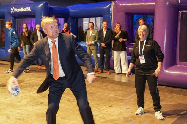 2025-12-10 Netherlands v Hungary - IHF World Women s Handball Championship ROTTERDAM, NETHERLANDS - DECEMBER 10: Dutch King Willem-Alexander tries to throw a ball before the IHF World Women s Handball Championship match between Netherlands and Hungary at Ahoy on December 10, 2025 in Rotterdam, Netherlands. Rotterdam Ahoy Netherlands Content not available for redistribution in The Netherlands directly or indirectly through any third parties. Copyright: xHenkxSeppenx