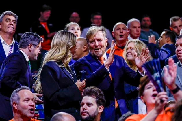 Tess Wester Lieder of the Netherlands and King Willem Alexander der Nederlanden of the Netherlands looks on Netherlands v Hungary, Quarter finals - 27th IHF Women s Handball World Championship, WM, Weltmeisterschaft Netherlands v Hungary, Ahoy, December 10, 2025, Rotterdam, Netherlands.