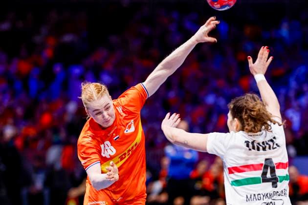 Dione Housheer of the Netherlands throw the ball Netherlands v Hungary, Quarter finals - 27th IHF Women s Handball World Championship, WM, Weltmeisterschaft Netherlands v Hungary, Ahoy, December 10, 2025, Rotterdam, Netherlands.