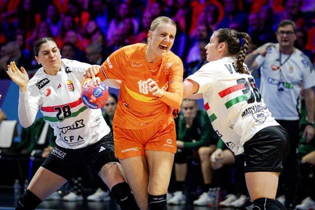 ROTTERDAM - Nikoletta Papp (HON), Kelly Dulfer (NED), and Petra Vamos (HON) during the quarterfinal of the World Handball Championship between the Netherlands and Hungary in Ahoy Rotterdam. ANP ROBIN VAN LONKHUIJSEN xVIxANPxSportx xxANPxIVx 544502778 originalFilename: 544502778.jpg