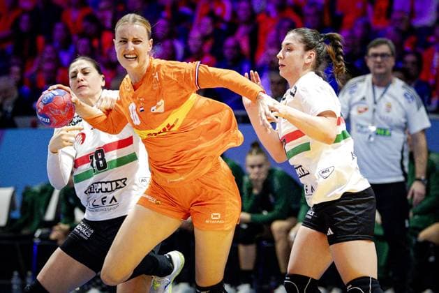 ROTTERDAM - Nikoletta Papp (HON), Kelly Dulfer (NED), and Petra Vamos (HON) during the quarterfinal of the World Handball Championship between the Netherlands and Hungary in Ahoy Rotterdam. ANP ROBIN VAN LONKHUIJSEN xVIxANPxSportx xxANPxIVx 544502857 originalFilename: 544502857.jpg