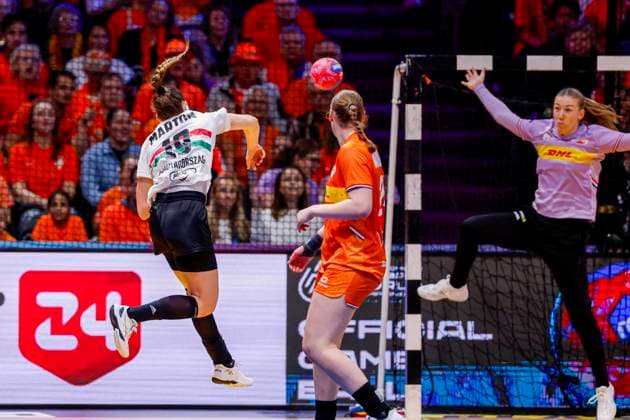 Greta Marton of Hungary throw the ball Netherlands v Hungary, Quarter finals - 27th IHF Women s Handball World Championship, WM, Weltmeisterschaft Netherlands v Hungary, Ahoy, December 10, 2025, Rotterdam, Netherlands.