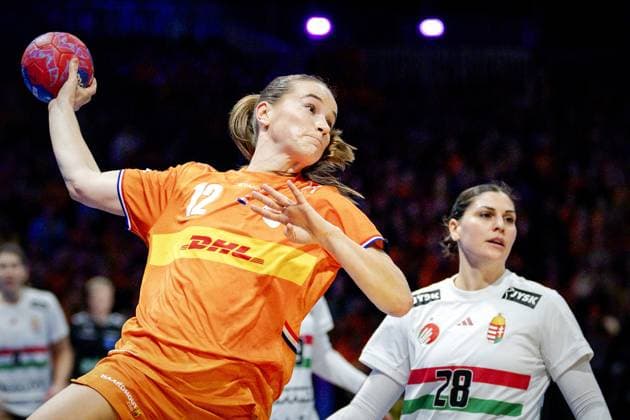 ROTTERDAM - Bo van Wetering (NED) and Nikoletta Papp (HON) during the quarterfinals of the World Handball Championship between the Netherlands and Hungary in Ahoy Rotterdam. ANP ROBIN VAN LONKHUIJSEN xVIxANPxSportx xxANPxIVx 544503237 originalFilename: 544503237.jpg