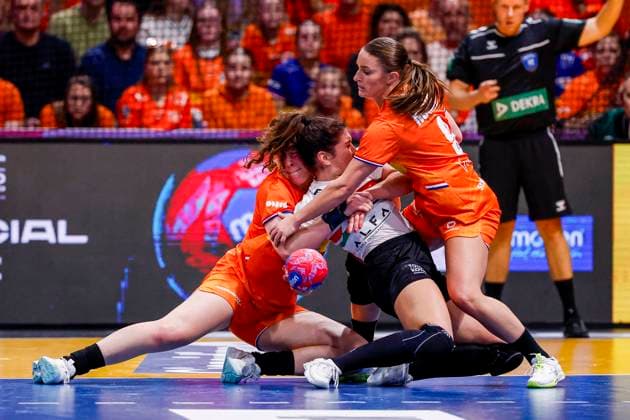 Petra Anita Tovizi of Hungary and Larissa Nusser of the Netherlands and Romee Maarschalkerweerd of the Netherlands fight for the ball Netherlands v Hungary, Quarter finals - 27th IHF Women s Handball World Championship, WM, Weltmeisterschaft Netherlands v Hungary, Ahoy, December 10, 2025, Rotterdam, Netherlands.