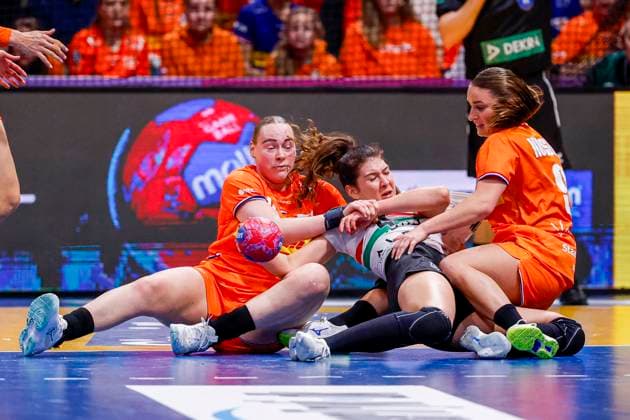 Petra Anita Tovizi of Hungary and Larissa Nusser of the Netherlands and Romee Maarschalkerweerd of the Netherlands fight for the ball Netherlands v Hungary, Quarter finals - 27th IHF Women s Handball World Championship, WM, Weltmeisterschaft Netherlands v Hungary, Ahoy, December 10, 2025, Rotterdam, Netherlands.