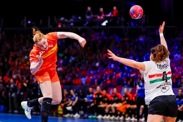 Dione Housheer of the Netherlands throw the ball Netherlands v Hungary, Quarter finals - 27th IHF Women s Handball World Championship, WM, Weltmeisterschaft Netherlands v Hungary, Ahoy, December 10, 2025, Rotterdam, Netherlands.