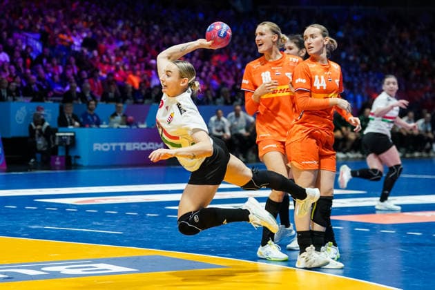 2025-12-10 Netherlands v Hungary - IHF World Women s Handball Championship ROTTERDAM, NETHERLANDS - DECEMBER 10: Petra Simon of Hungary, Kelly Dulfer of the Netherlands, Nikita van der Vliet of the Netherlands during the IHF World Women s Handball Championship match between Netherlands and Hungary at Ahoy on December 10, 2025 in Rotterdam, Netherlands. Rotterdam Ahoy Netherlands Content not available for redistribution in The Netherlands directly or indirectly through any third parties. Copyright: xHenkxSeppenx