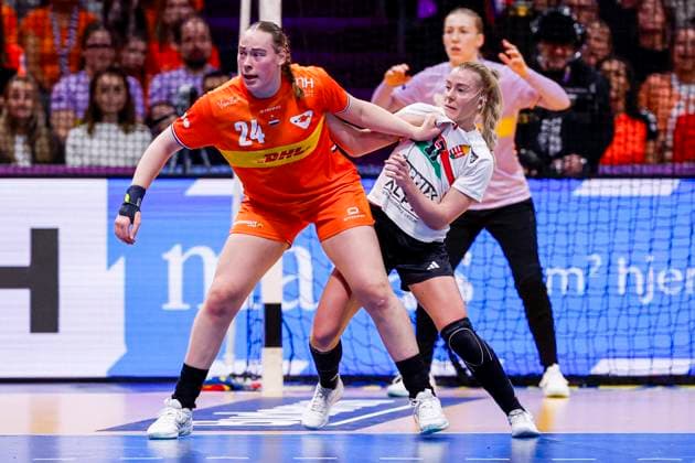 Romee Maarschalkerweerd of the Netherlands and Laura Falusi-Udvardi of Hungary fight Netherlands v Hungary, Quarter finals - 27th IHF Women s Handball World Championship, WM, Weltmeisterschaft Netherlands v Hungary, Ahoy, December 10, 2025, Rotterdam, Netherlands.