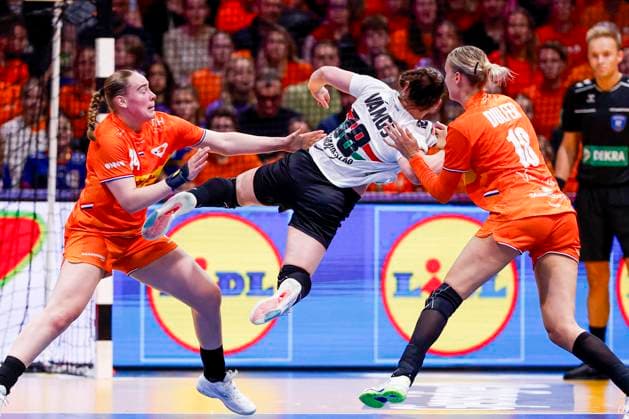 Petra Vamos of Hungary throw the ball under the pressure Kelly Dulfer of the Netherlands and Nikita van der Vliet of the Netherlands Netherlands v Hungary, Quarter finals - 27th IHF Women s Handball World Championship, WM, Weltmeisterschaft Netherlands v Hungary, Ahoy, December 10, 2025, Rotterdam, Netherlands.