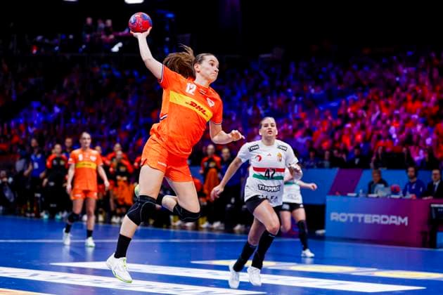Bo van Wetering of the Netherlands throw the ball Netherlands v Hungary, Quarter finals - 27th IHF Women s Handball World Championship, WM, Weltmeisterschaft Netherlands v Hungary, Ahoy, December 10, 2025, Rotterdam, Netherlands.