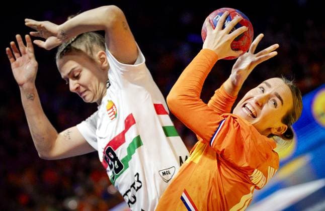 ROTTERDAM - RÃ ka Bordas (HON) and Nikita van der Vliet (NED) during the quarterfinals of the World Handball Championship between the Netherlands and Hungary in Ahoy Rotterdam. ANP ROBIN VAN LONKHUIJSEN xVIxANPxSportx xxANPxIVx 544505462 originalFilename: 544505462.jpg