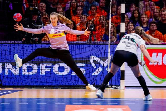 Katrin Gitta Klujber of Hungary throw the ball and goalkeeper Yara ten Holte of the Netherlands Netherlands v Hungary, Quarter finals - 27th IHF Women s Handball World Championship, WM, Weltmeisterschaft Netherlands v Hungary, Ahoy, December 10, 2025, Rotterdam, Netherlands.