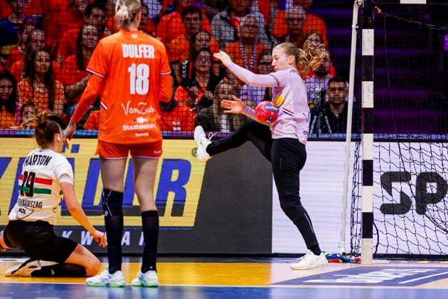 goalkeeper Yara ten Holte of the Netherlands save Netherlands v Hungary, Quarter finals - 27th IHF Women s Handball World Championship, WM, Weltmeisterschaft Netherlands v Hungary, Ahoy, December 10, 2025, Rotterdam, Netherlands.