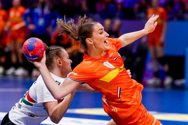 Larissa Nusser of the Netherlands and Reka Bordas of Hungary fight for the ball Netherlands v Hungary, Quarter finals - 27th IHF Women s Handball World Championship, WM, Weltmeisterschaft Netherlands v Hungary, Ahoy, December 10, 2025, Rotterdam, Netherlands.