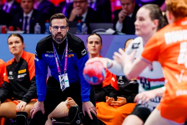 head coach Henrik Signell of the Netherlands looks on Netherlands v Hungary, Quarter finals - 27th IHF Women s Handball World Championship, WM, Weltmeisterschaft Netherlands v Hungary, Ahoy, December 10, 2025, Rotterdam, Netherlands.