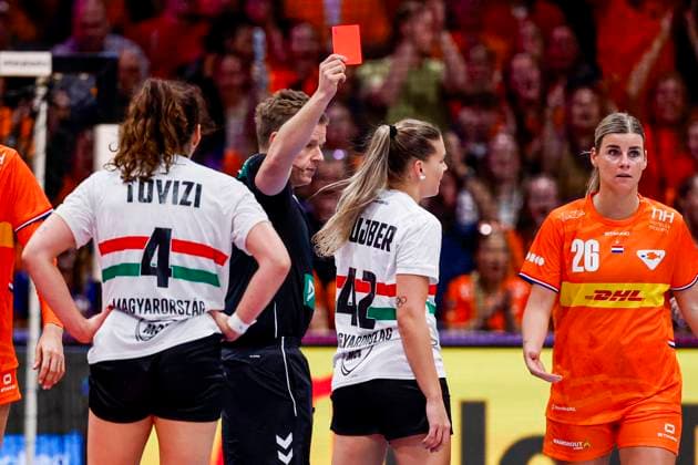 referee Mads Hansen shows a red card to Katrin Gitta Klujber of Hungary Netherlands v Hungary, Quarter finals - 27th IHF Women s Handball World Championship, WM, Weltmeisterschaft Netherlands v Hungary, Ahoy, December 10, 2025, Rotterdam, Netherlands.
