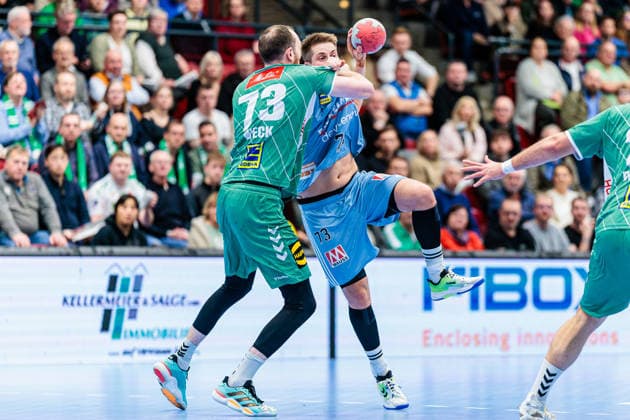 v l Alexander Weck GWD Minden, 73 , Viggo Kristjansson HC Erlangen, 73 GER, GWD Minden vs HC Erlangen, Handball, 1 Bundesliga, Matchday 16, Season 2025 2026, 10 12 2025 GER, GWD Minden vs HC Erlangen, Handball, 1 Bundesliga, Matchday 16, Season 2025 2026, 10 12 2025 Luebbecke Copyright: xEibner-Pressefoto JanxRollingerx EP_JSK